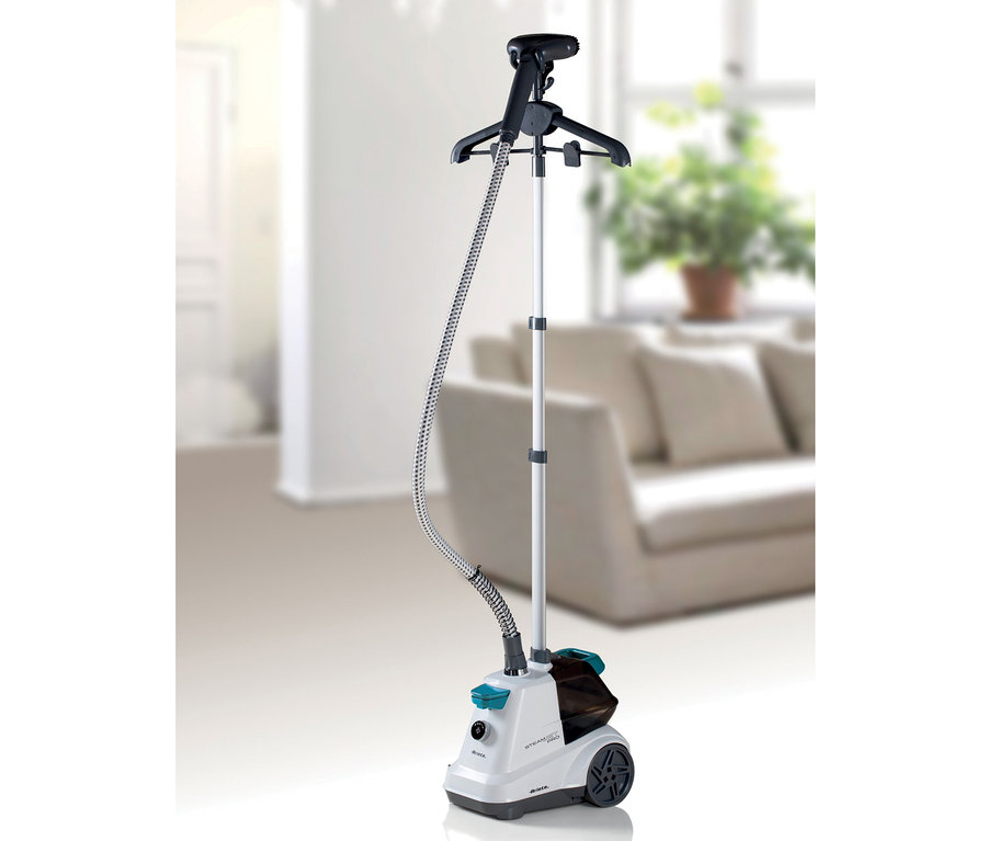 Ein weißer Ariete Dampfglätter »Steam Jet Pro« steht im Wohnzimmer.