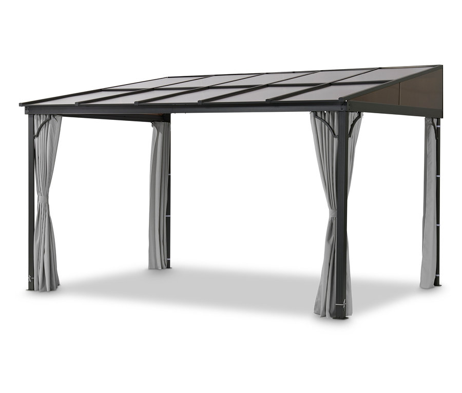 Schwarze LECO Terrassenüberdachung mit grauen Vorhängen.