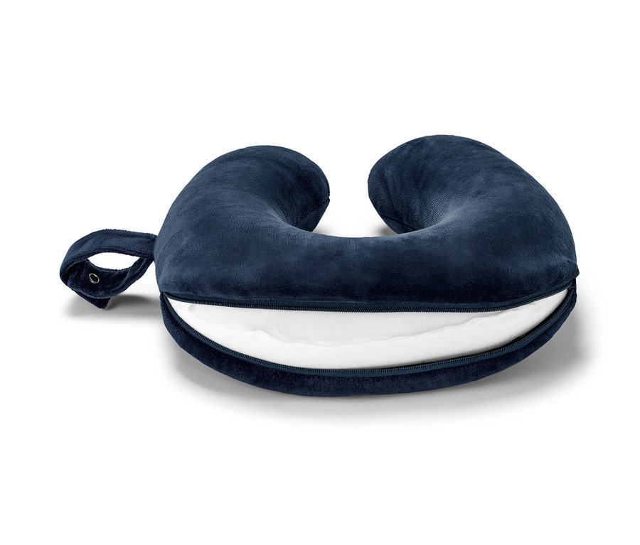 Ein marineblaues Nackenkissen aus Memory Foam mit Reißverschluss.