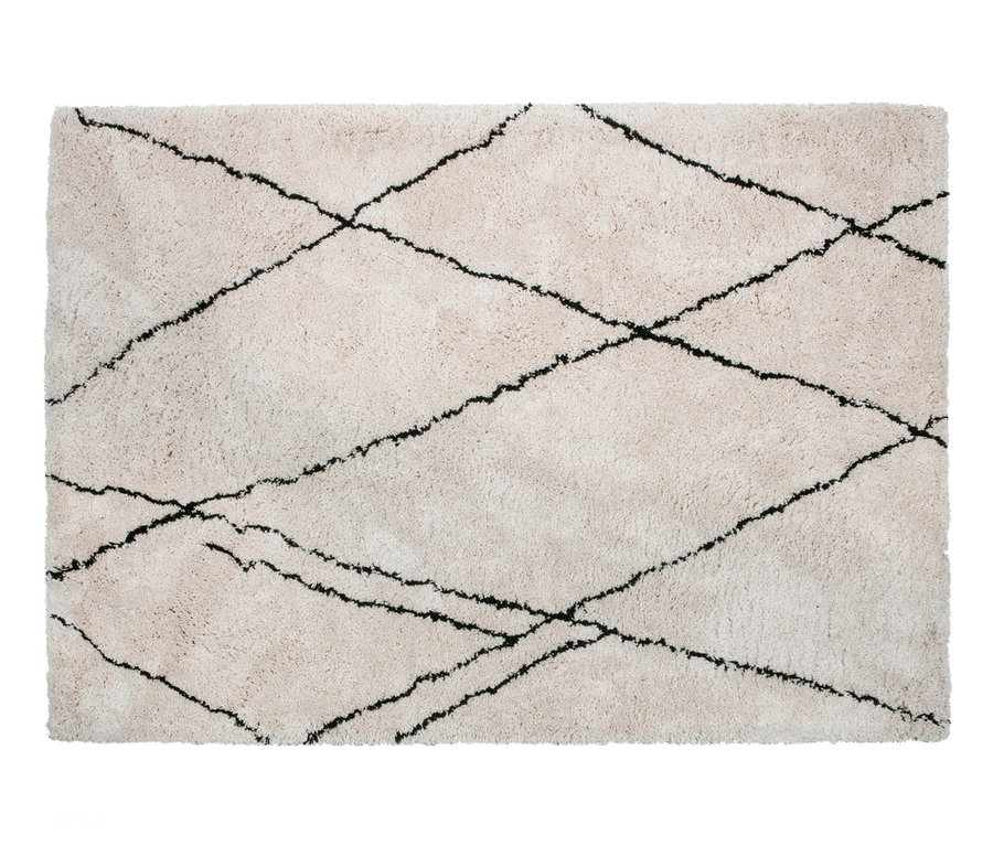 Ein beiger Teppich mit schwarzen geometrischen Mustern. Es handelt sich um den Woood Teppich »Cleo«, 170 x 240 cm.