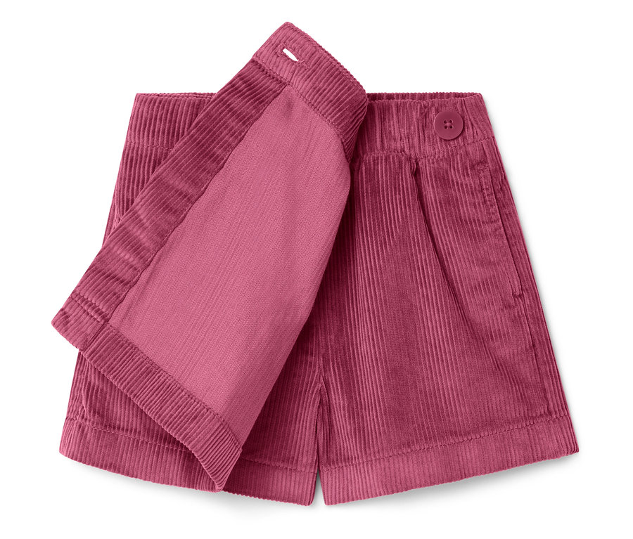 Nahaufnahme von rosafarbenen Cordshorts.