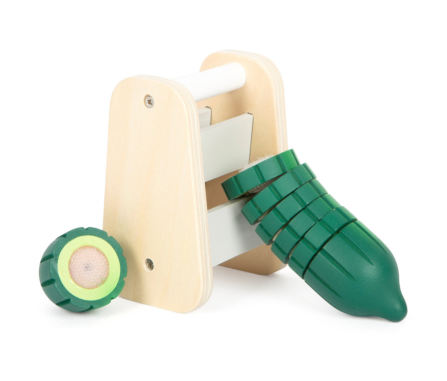 Ein small foot Schneide-Set Salat »fresh« Spielzeug aus Holz mit einer geschnittenen Gurke.