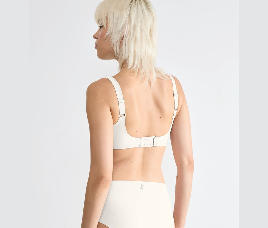 Rückansicht einer Frau, die einen sloggi ZERO Feel 2.0 Soft-BH in Silk White trägt.
