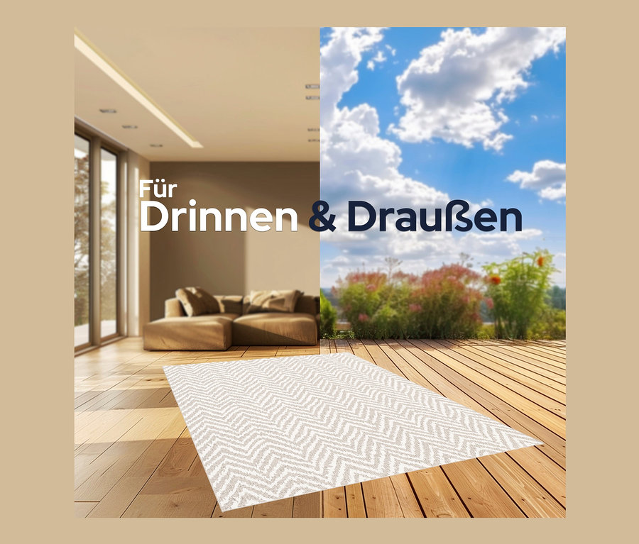 Ein Teppich mit geometrischem Muster liegt auf einem Holzboden, im Hintergrund ein Wohnzimmer und eine Terrasse. Outdoor-Teppich »Ecru Flow«.