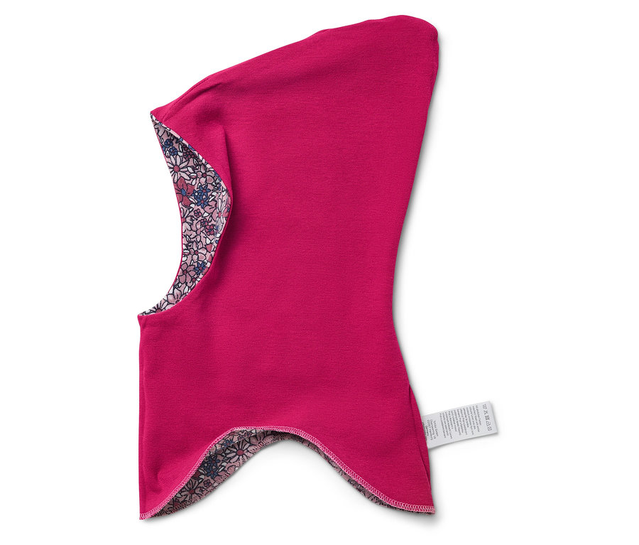 Eine pinke Sturmhaube mit floralem Futter liegt auf einem weißen Hintergrund.