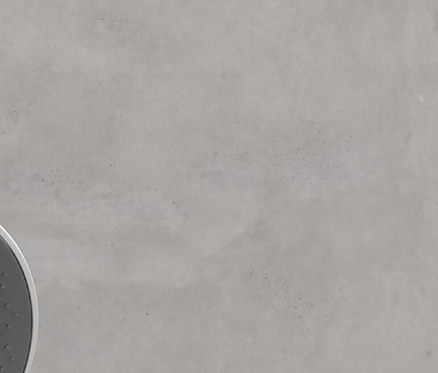 Chromfarbenes Brausestangen-Set »CAPRI« an grauer Wand.