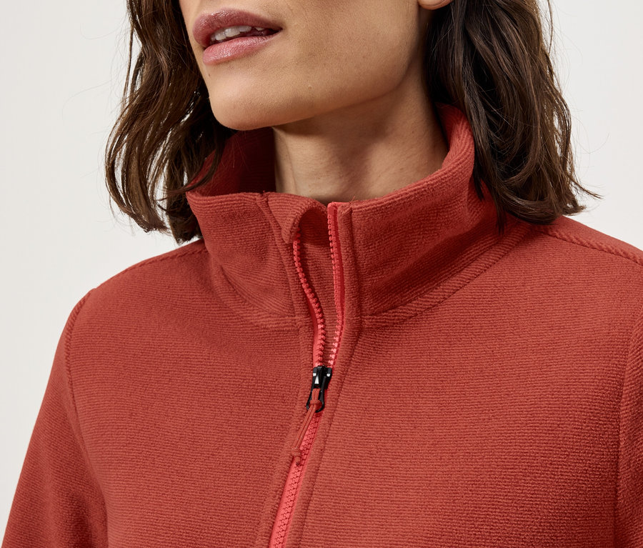 Detailaufnahme einer Damen-Fleecejacke mit Kragen und Reißverschluss.