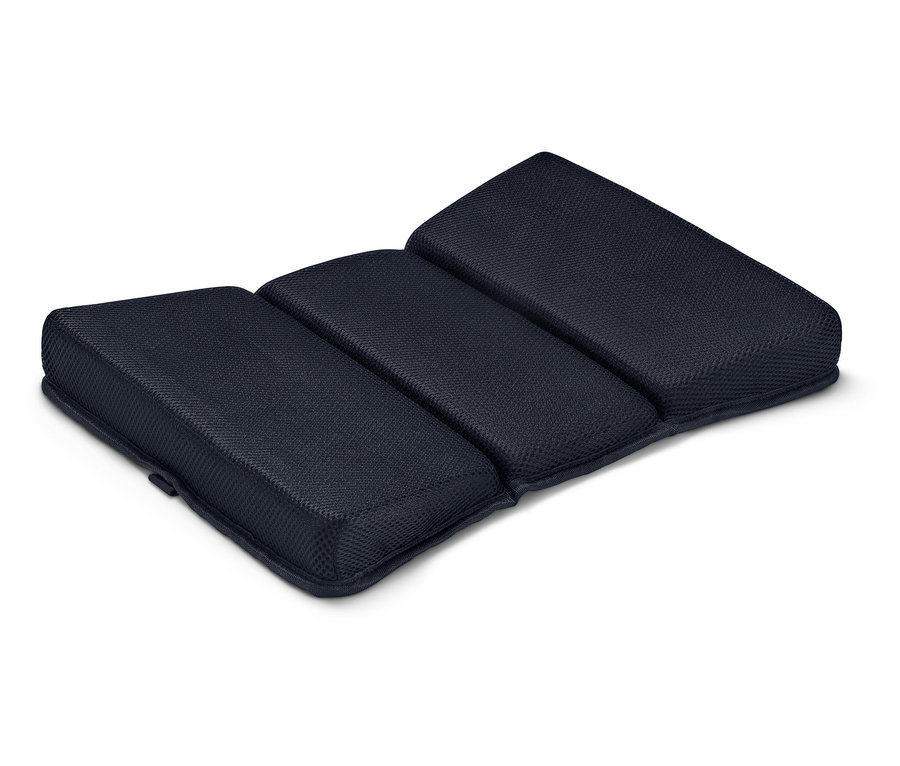 Dunkelblaue Auflage mit drei verbundenen Kissen auf hellem Hintergrund.