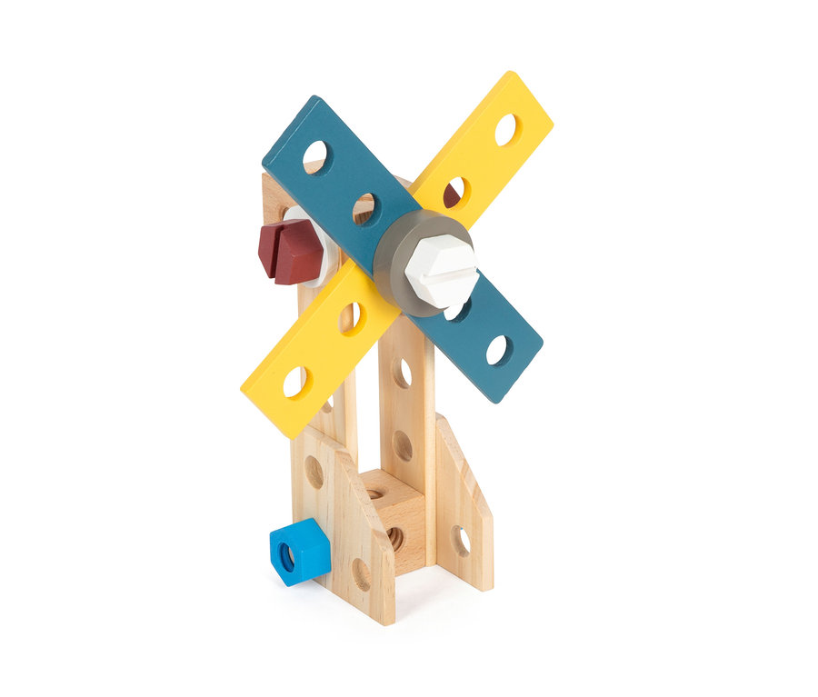 Ein hölzernes Windmühlenspielzeug mit bunten Schaufeln und Schrauben, aus dem small foot Werkzeugkoffer »Workshop«.