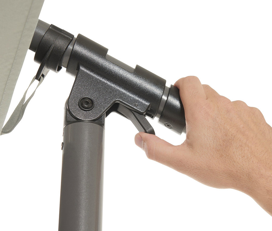 Eine Hand bedient den Mechanismus eines hellgrauen Leco Ampelschirm* Ø 300 cm, inkl. Schirmständer und Abdeckhaube.