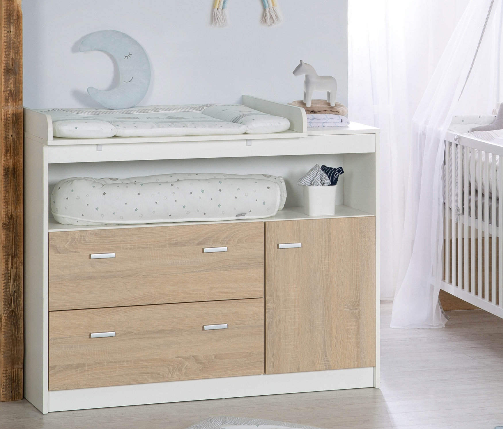 Kinderzimmer mit breiter roba Wickelkommode »Gabriella« mit 2 Schubladen.