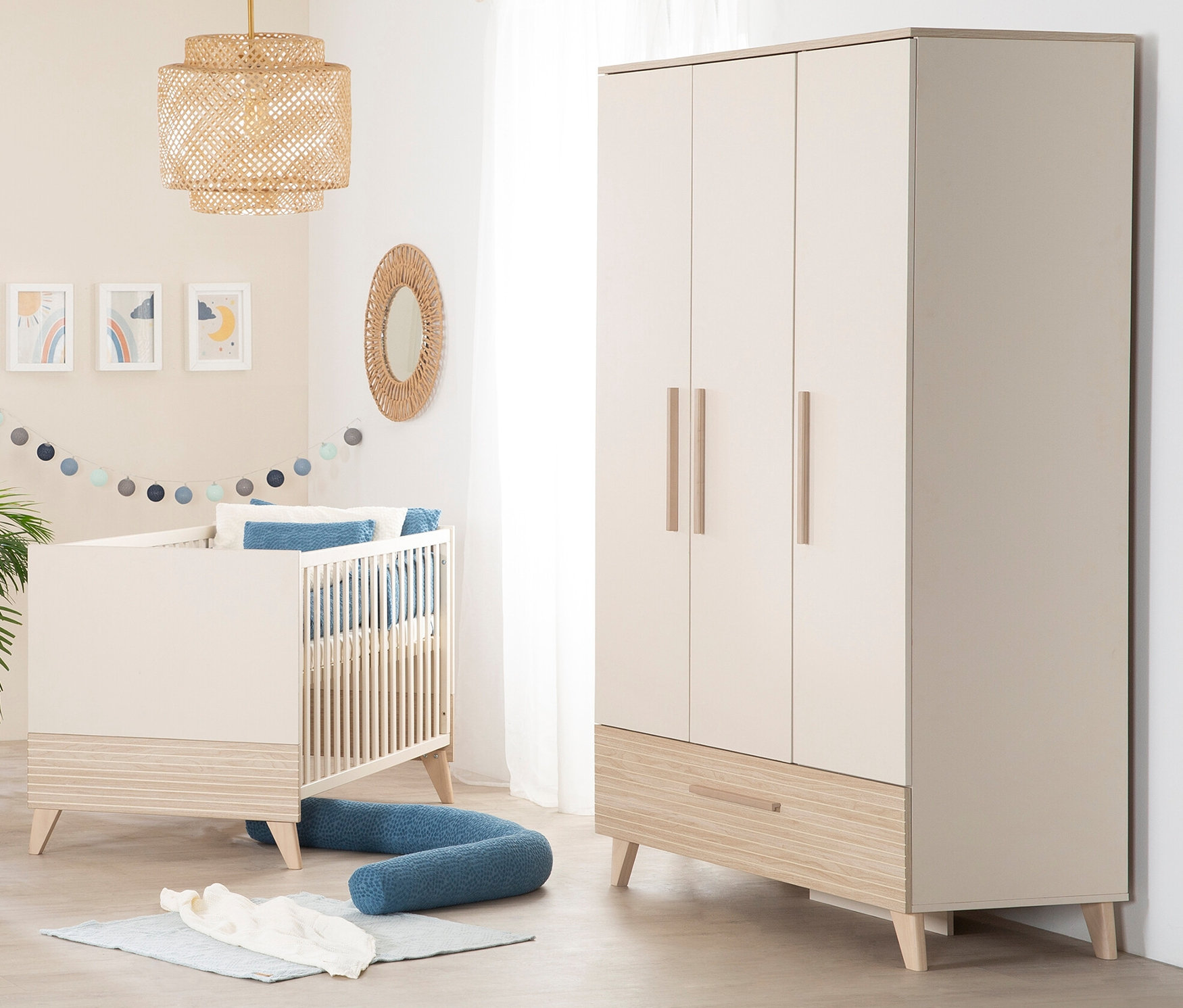 Kinderzimmer mit Gitterbett und dreitürigem roba Kinder-Kleiderschrank »Sidney« in Kaschmir.