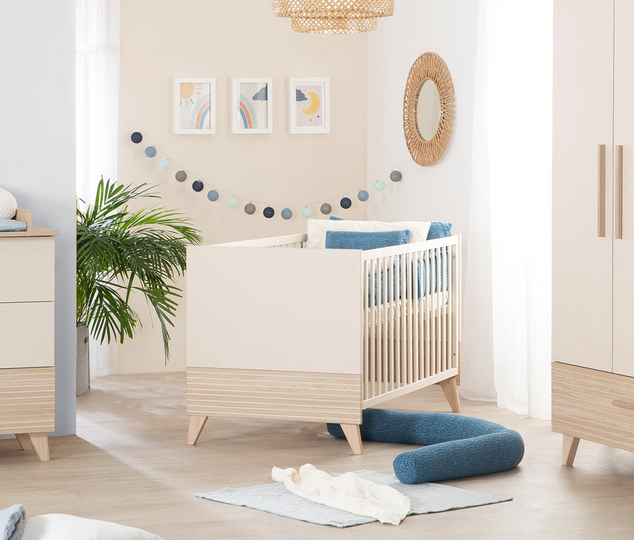 Kinderzimmer mit roba Babybett »Sidney«, 70 x 140 cm, Kaschmir, Kommode und Schrank.