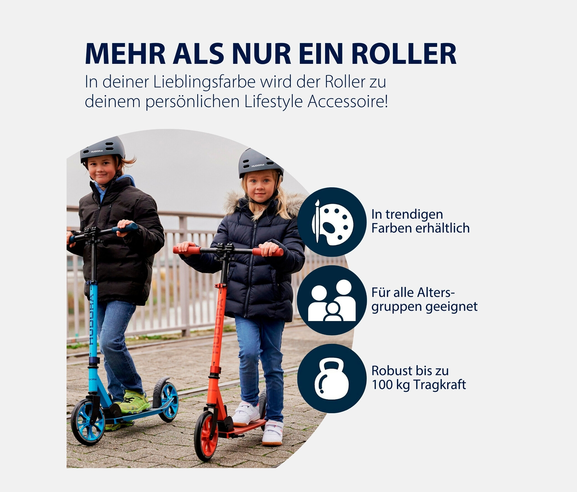Zwei Kinder auf HUDORA Up 200 Scootern mit grauen Helmen. Ein Scooter ist blau, der andere orange.