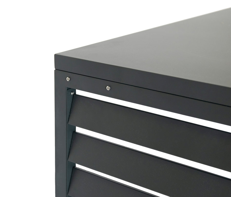 Detailansicht einer grauen Gartenbox mit Lamellenstruktur an der Seite.