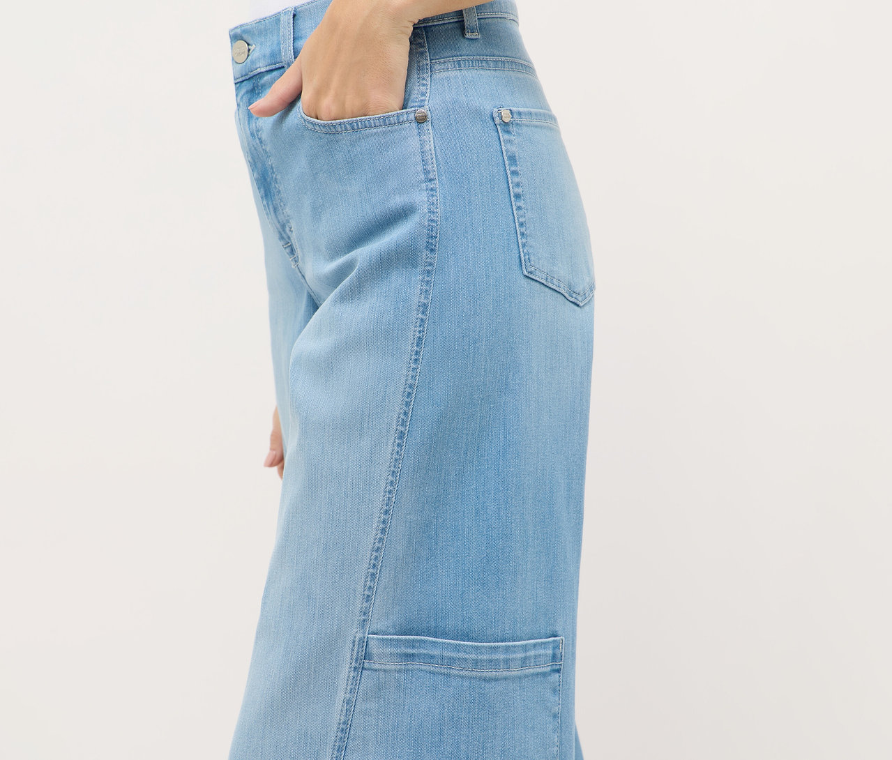 Nahaufnahme einer Person, die Angels Denim »Liva« Cargo Wide Leg Jeans trägt und eine Hand in der Tasche hat.