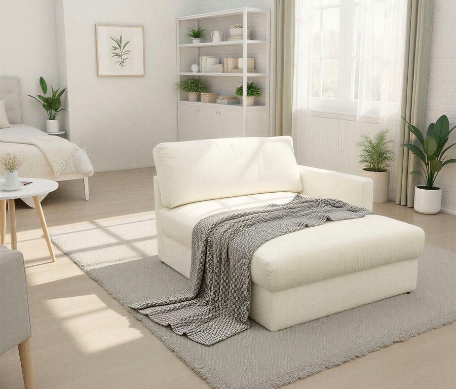 Ein cremefarbener DOMO Longchair »Sonderburg« rechts steht auf einem Teppich in einem hellen Raum.