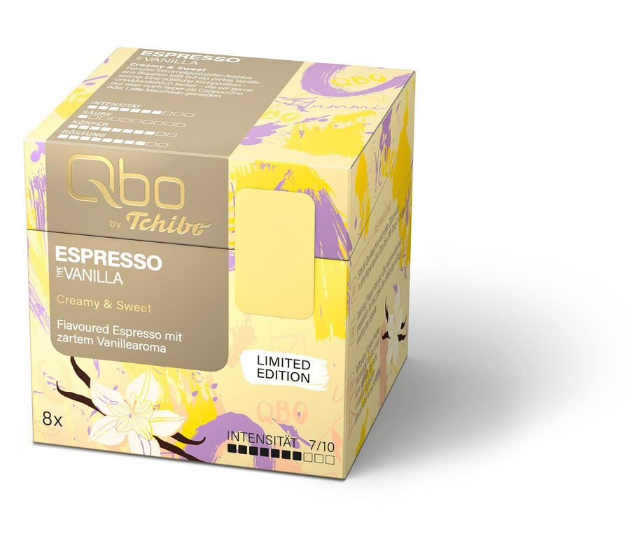 Eine Qbo by Tchibo Espresso Vanille Kapselpackung mit gelber Kapsel ist auf einem weißen Hintergrund zu sehen.