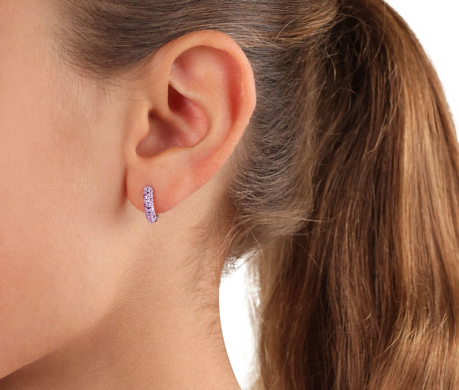 Nahaufnahme von einem Ohr mit einem 925er Silber Ohrschmuck »Zirkonia rosa«.