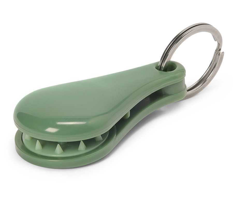 Nahaufnahme eines grünen Chip-Clips mit Schlüsselanhänger.