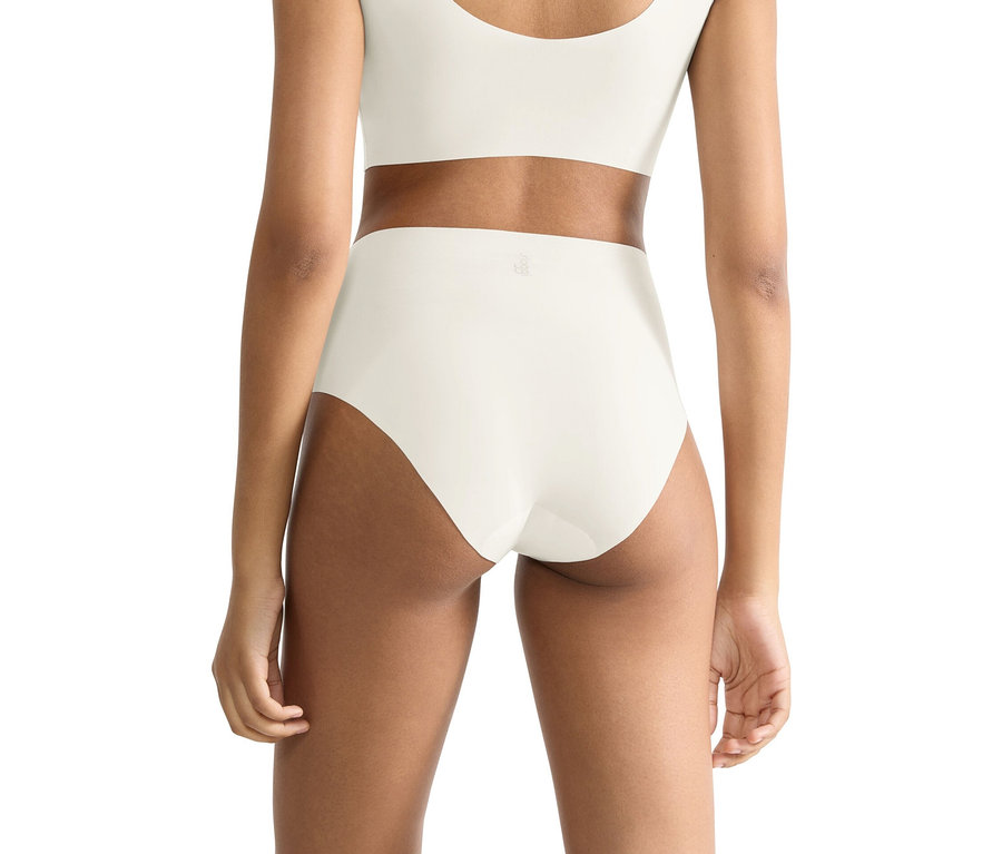Rückansicht einer Frau, die ein cremefarbenes BH-Top und passende Slips trägt.