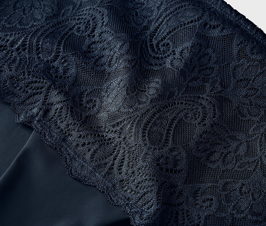 Nahaufnahme von marineblauer Spitze auf marineblauem Stoff.