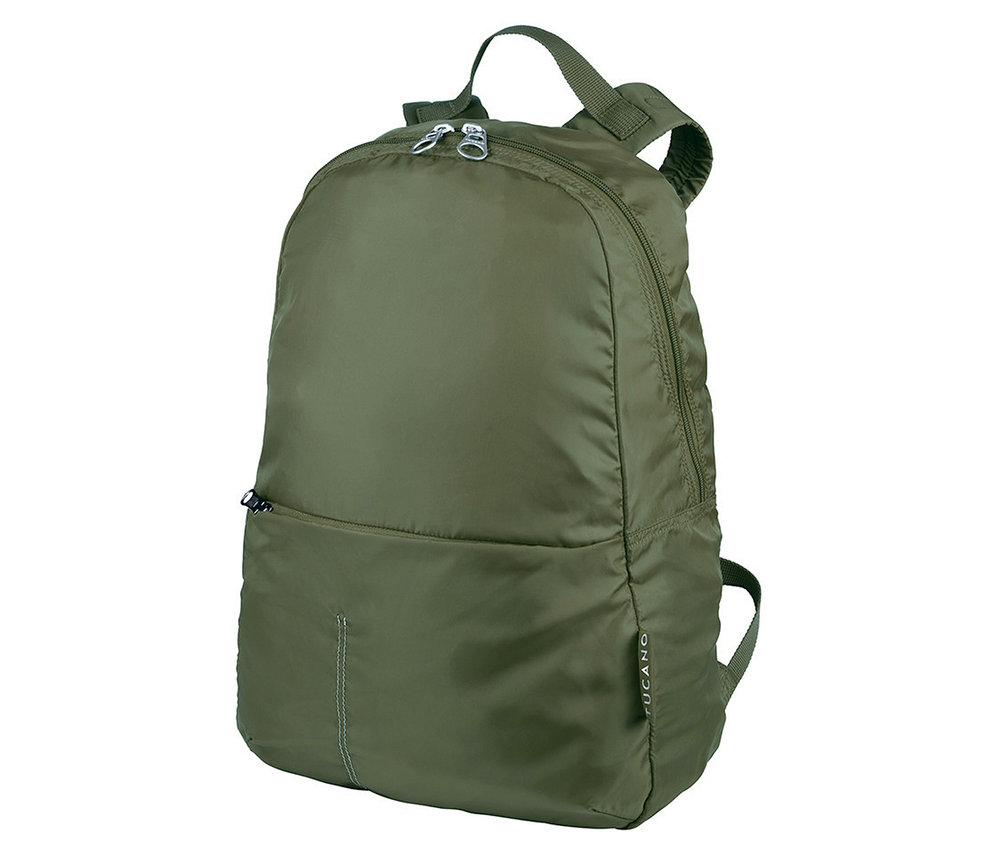 Der grüne Tucano Rucksack »Compatto Eco« ist mit zwei Reißverschlüssen und Tragegriffen ausgestattet.