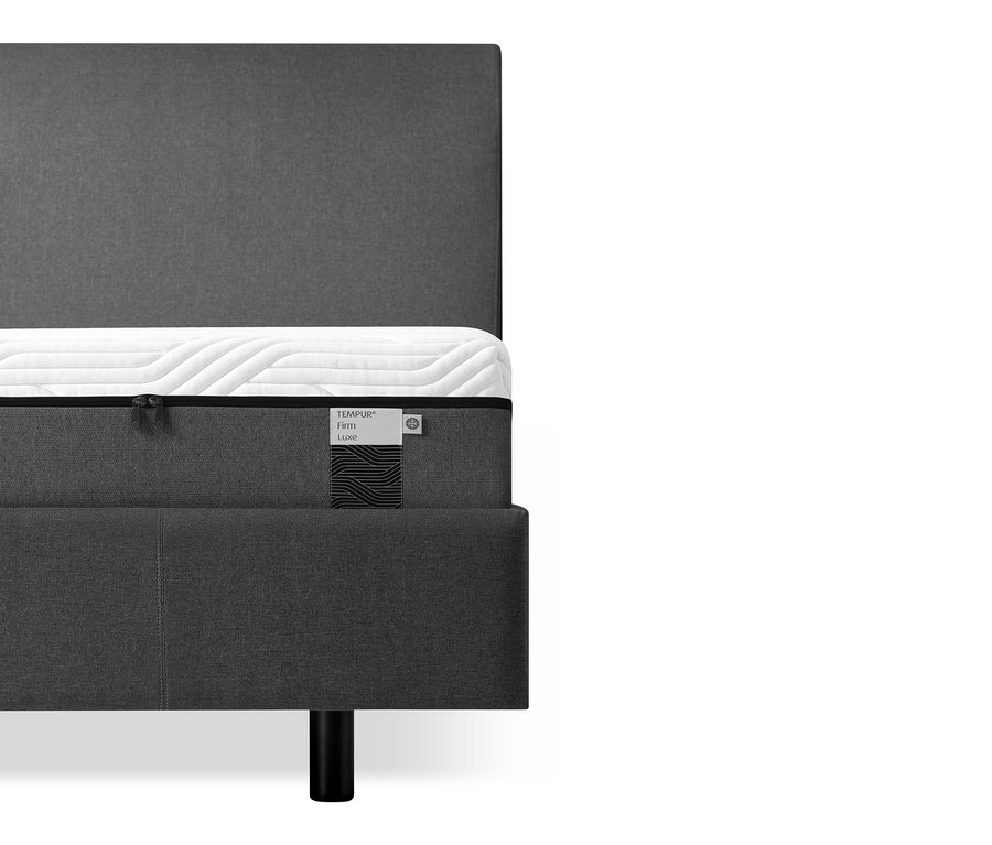 Detail eines grauen Bettes mit einer Tempur Firm Elite Matratze.