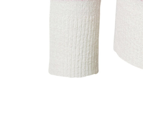 Eine weiße Strickjacke in Boucléoptik mit roten horizontalen Streifen.