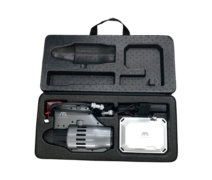 Geöffneter schwarzer Koffer mit BlueDrive S Power Fin Motor und Zubehör.