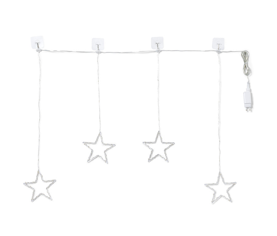 Vier LED-beleuchtete Sterne hängen an einem LED-Lichtervorhang.
