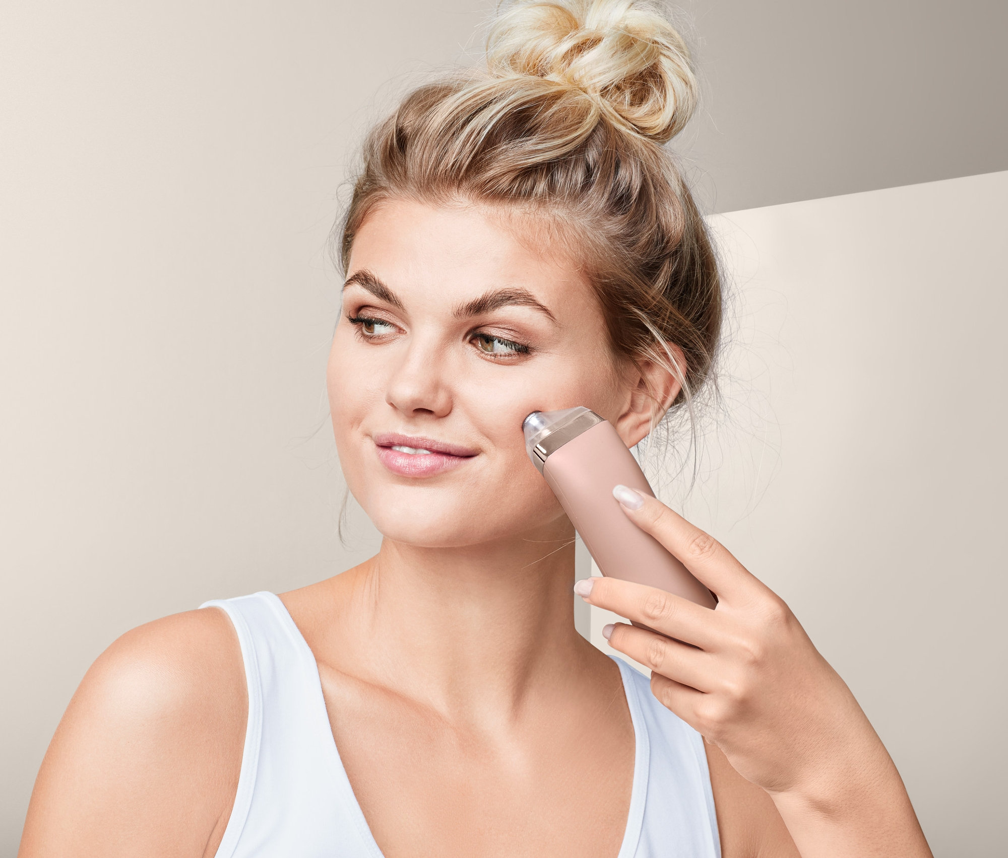 Frau benutzt Porenreiniger auf ihrem Gesicht.