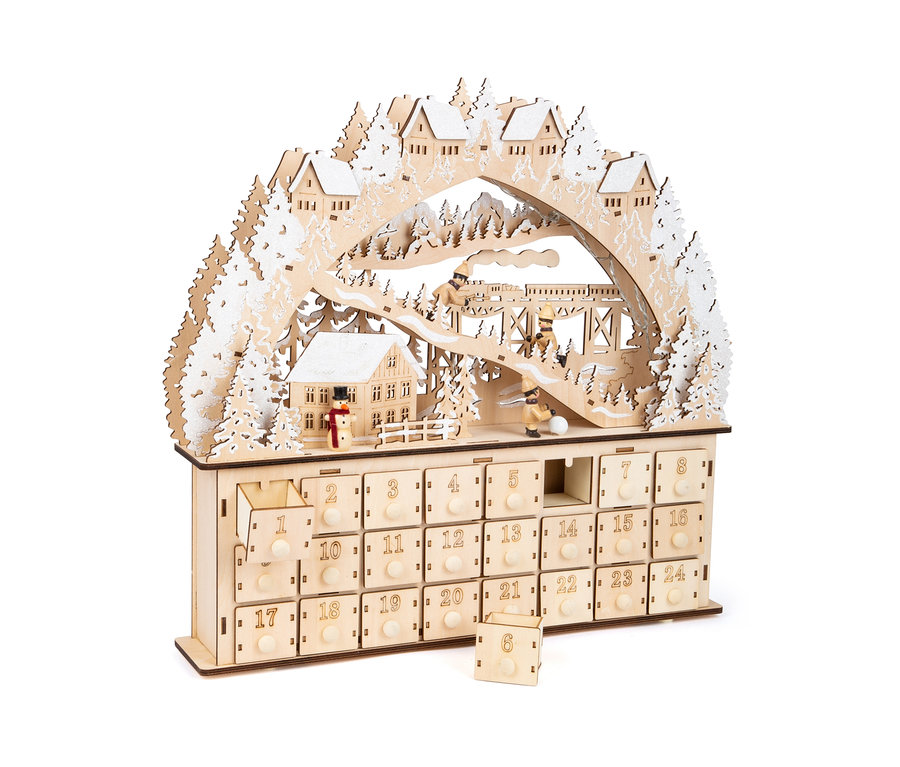 Ein hölzerner small foot Adventskalender »Ski« mit einem verschneiten Bergmotiv.