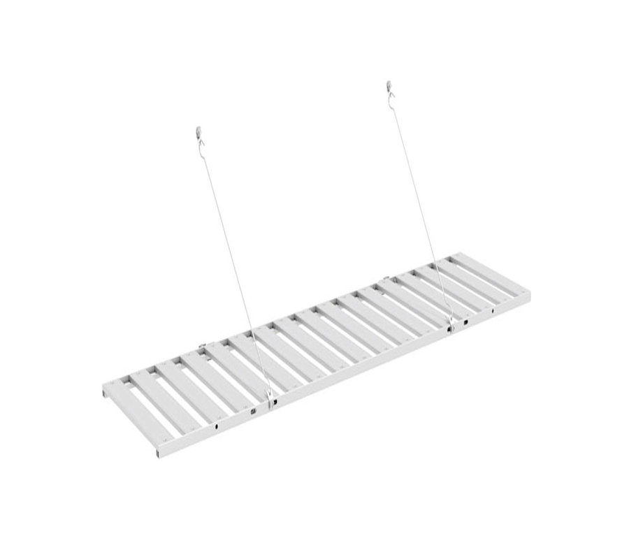 Ein silberfarbenes, abklappbares Regal für ein Gewächshaus hängt vor einem weißen Hintergrund.