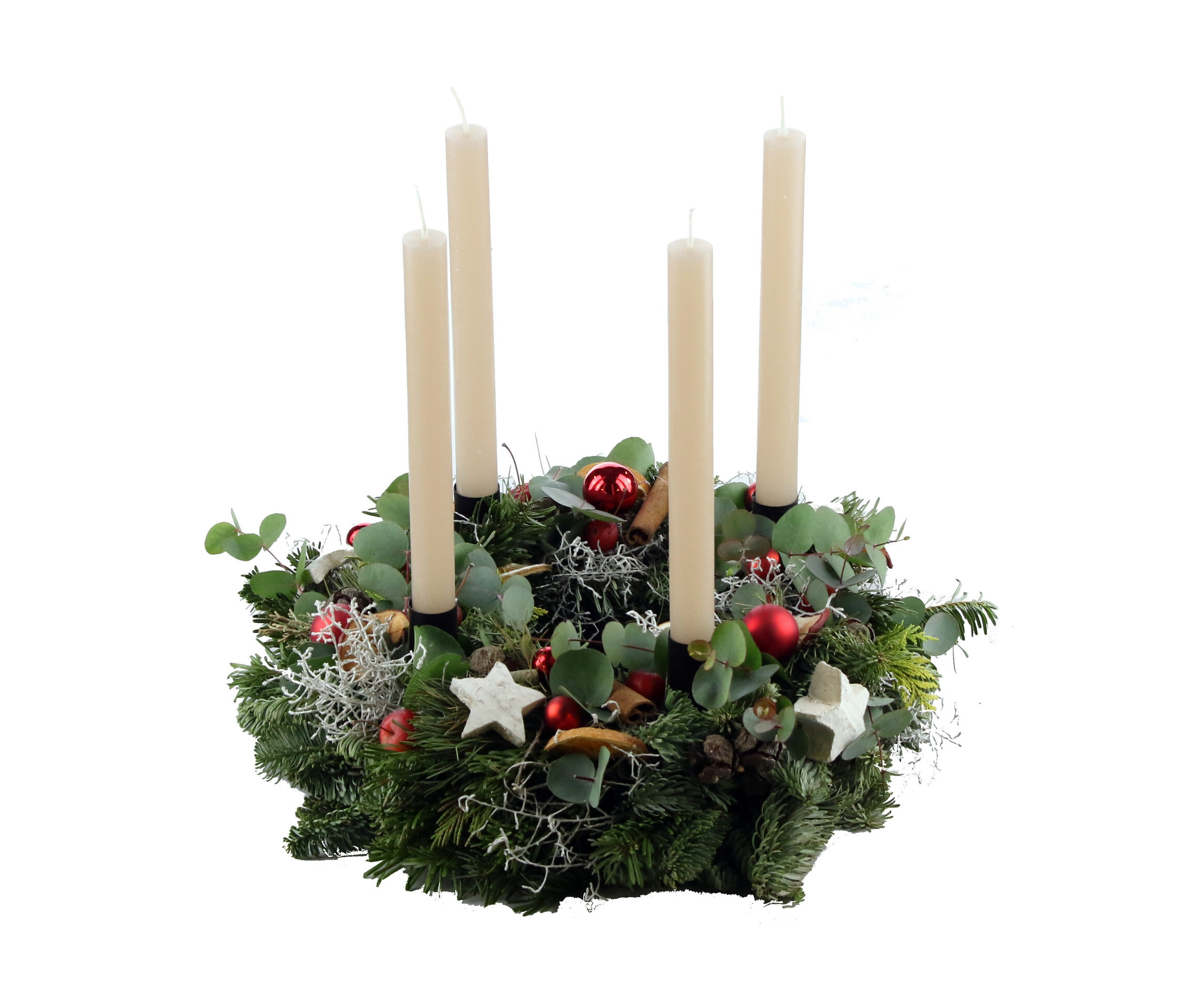 Ein grüner Adventskranz mit vier Stabkerzen, roten Ornamenten und Sternen.