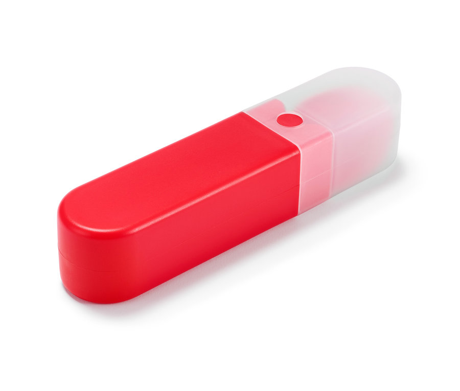 Rotes Picknick-Besteck mit transparentem Deckel.