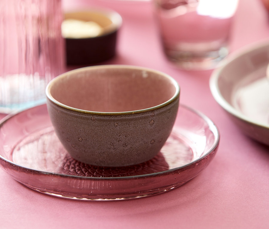 Nahaufnahme von einem rosafarbenen Bitz Kusintha Glasteller, 18 cm, mit einer grau-rosafarbenen Bitz Gastro Schale, 12 cm, auf rosafarbenem Hintergrund.