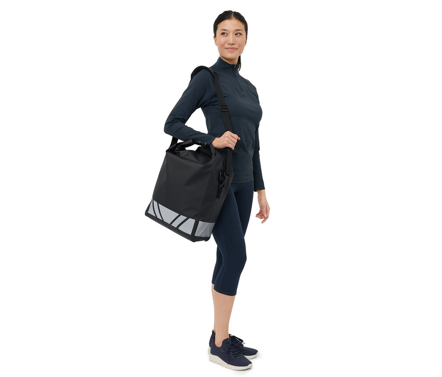 Frau trägt eine wasserfeste Rad-und-Umhängetasche über der Schulter.