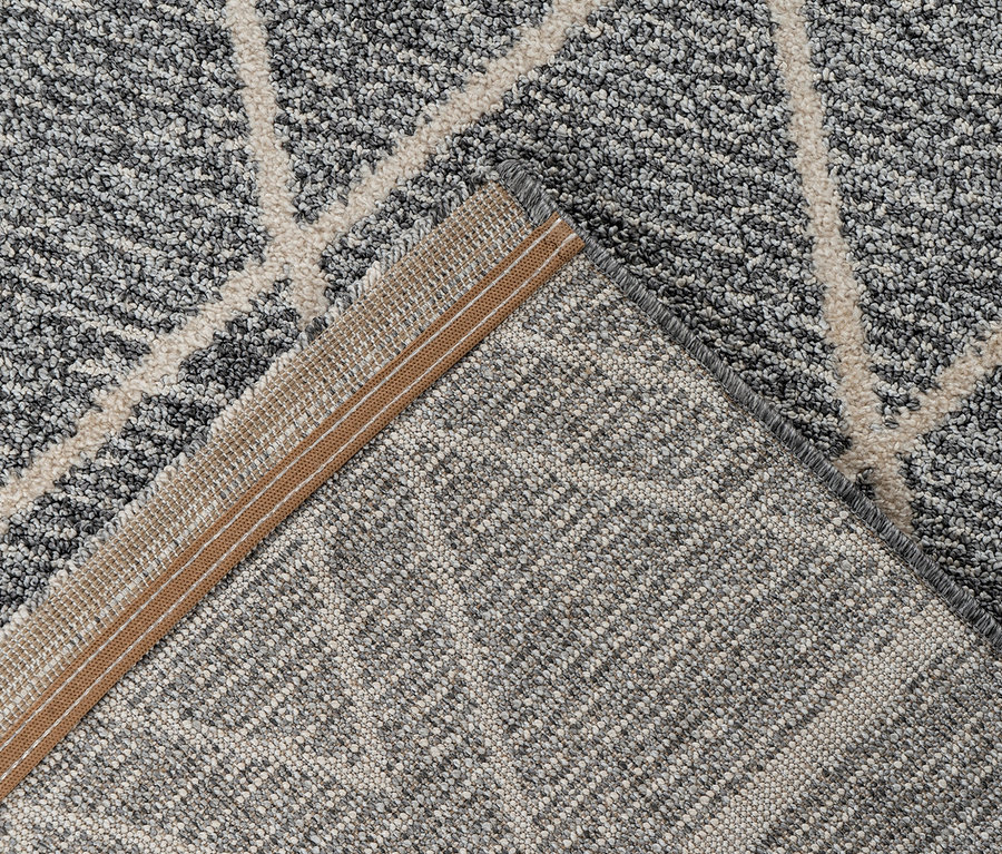 Nahaufnahme von zwei Kayoom Kurzflorteppichen "Rhombus 325" mit geometrischem Muster.