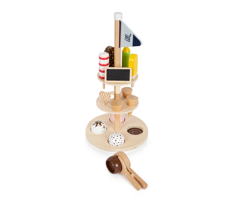 Ein dreistöckiger Eisständer »Fresh« von small foot aus Holz mit verschiedenen Eissorten und Zubehör.