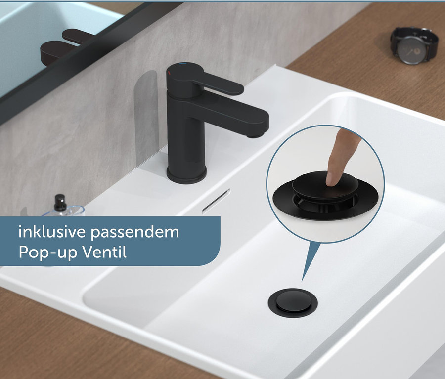 Waschbecken mit schwarzer Schütte-Waschtischarmatur »Elephant« und Finger, der ein schwarzes Pop-up-Ventil herunterdrückt.