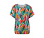 Überschnittenes Blusenshirt mit Alloverprint aus Blättern in Grün, Rosa, Orange und Blau.