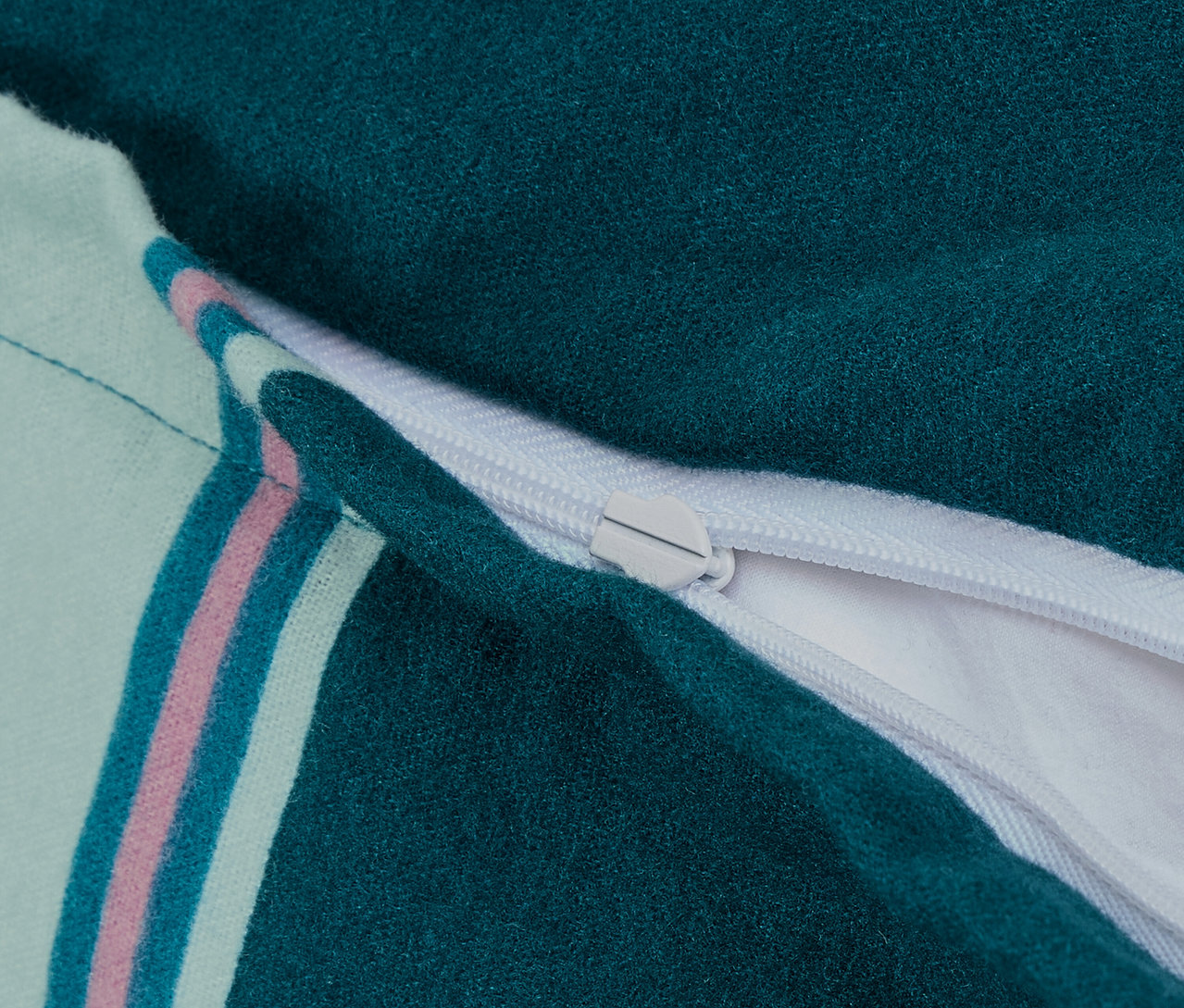 Detailaufnahme von Reißverschluss und Stoff der "Biber-Bettwäsche, Normalgröße".