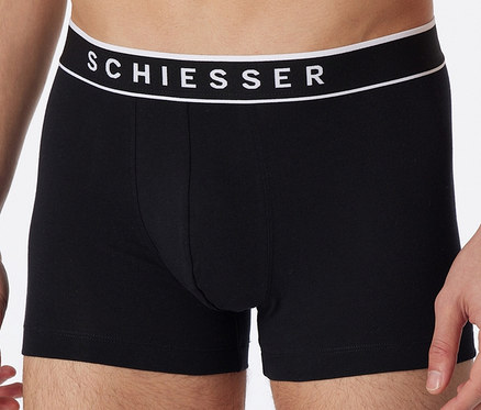 Mann trägt 3 SCHIESSER Shorts mit Bio-Baumwolle, schwarz.
