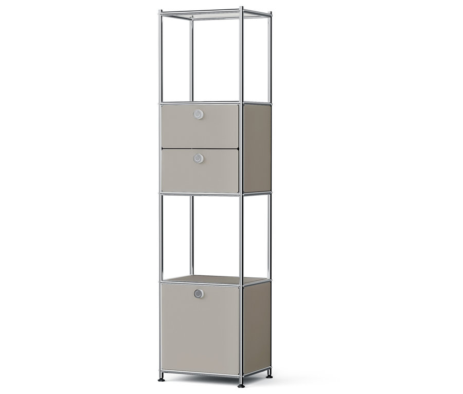 Schmales Regal mit Metallrahmen und drei beigen Boxen.