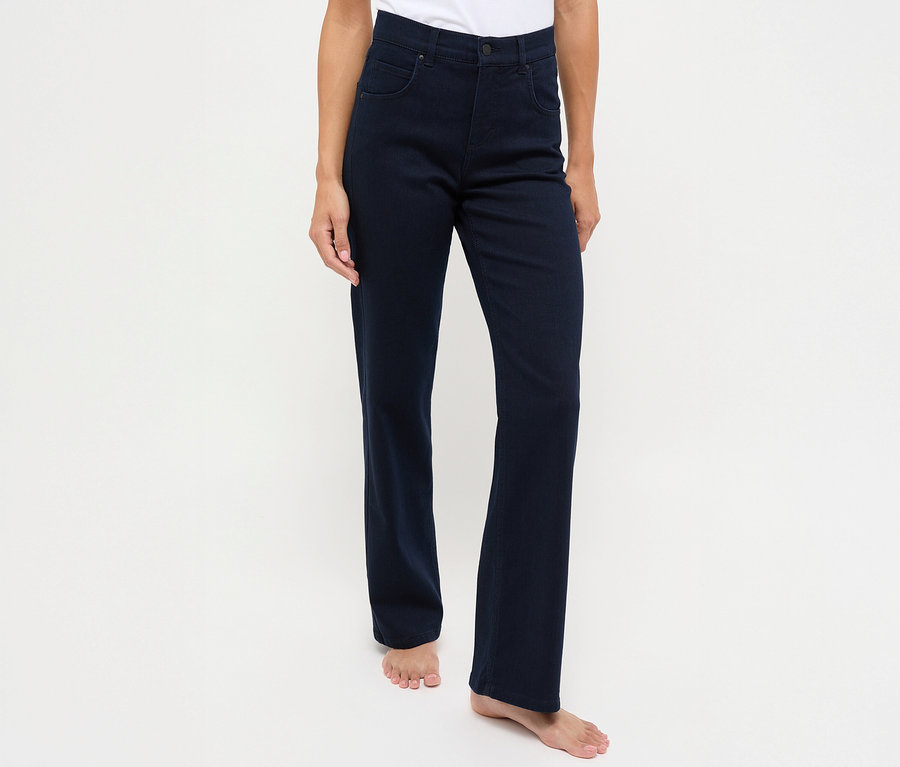 Eine Frau steht vor einem weißen Hintergrund und trägt eine dunkelblaue Angels Denim »Lara«, Straight Fit.