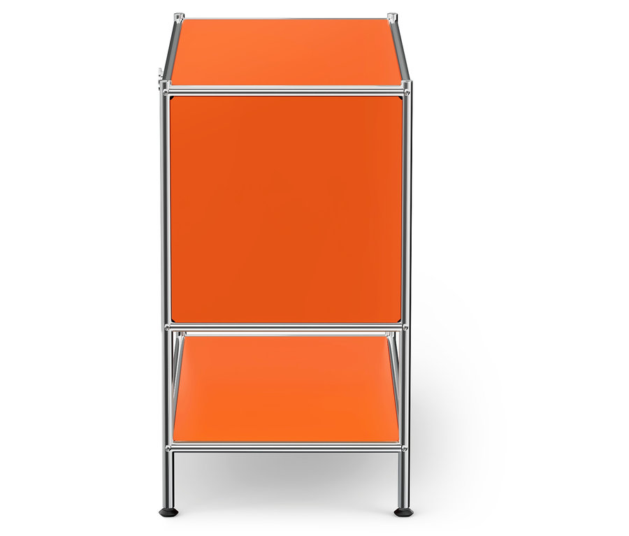 Frontansicht eines zweistöckigen orangefarbenen modularen Aufbewahrungssystems mit Chromrahmen.