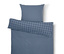 Blaues Bettwäsche-Set mit weißen Streifen und Karos.