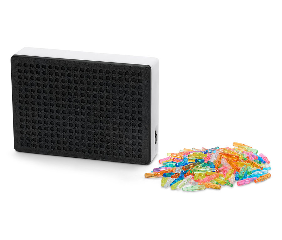 Schwarzes Leuchttablett mit weißem Rahmen neben einem Haufen bunter Stifte.