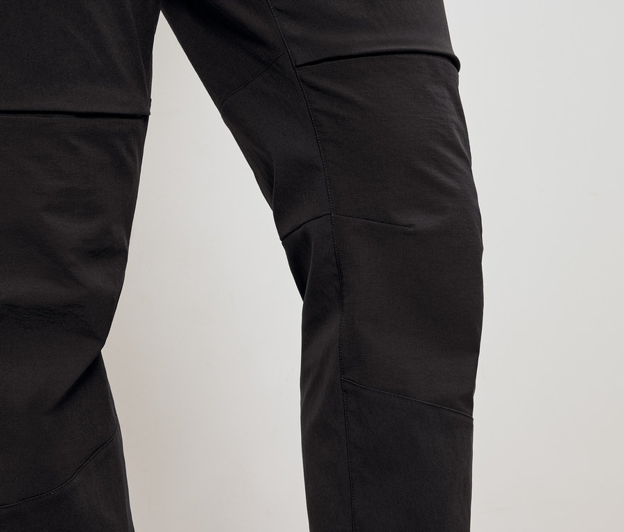 Detail einer schwarzen Hose.